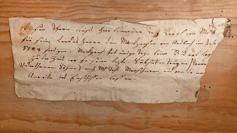 Dieser von Hand beschriebene alte Zettel lüftet das Geheimnis um ein schönes Möbelstück im Museum für Franken. Er klebt auf der Innenwand eines ganz speziellen Hockers. Dieser von Hand beschriebene alte Zettel lüftet das Geheimnis um ein schönes Möbelstück im Museum für Franken. Er klebt auf der Innenwand eines ganz speziellen Hockers.