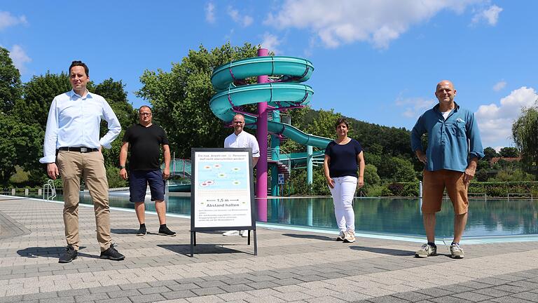 Wie die Freibadsaison 2020 gemeistert werden soll, erläuterte (von links) Bürgermeister Mario Paul zusammen mit Claus Ruf, Fachangestellter für Bäderbetriebe, Jugend- und Familienreferent Marcel Brunner, der zuständigen Sachbearbeiterin im Rathaus, Carmen Bachmann, und Werner Freund, dem neuen Betreiber des Freibadkiosks.