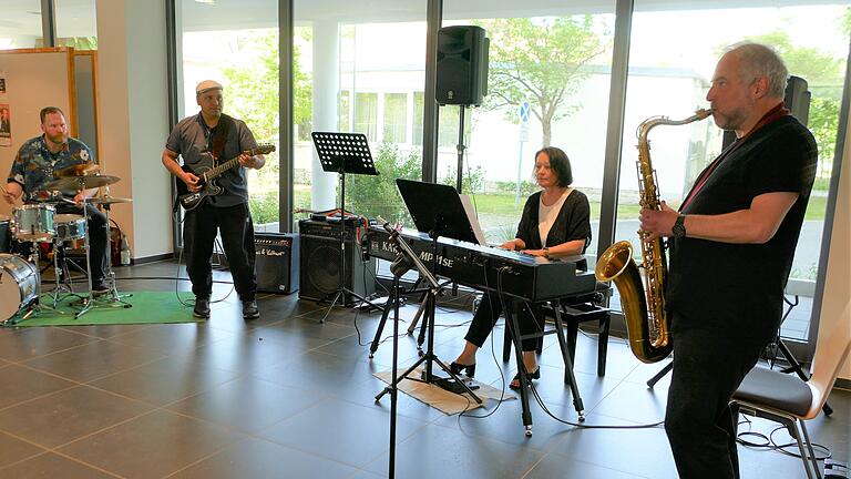 Die ganze Bandbreite der musikalischen Ausbildung zeigten unter anderem (von links): Maximilian Ludwig (Schlagzeug), Rehan Syed (E-Gitarre), Martha Bolkart-Mühlrath (Klavier) und Markus Zitzmann (Saxophon). Die ganze Bandbreite der musikalischen Ausbildung zeigten unter anderem (von links): Maximilian Ludwig (Schlagzeug), Rehan Syed (E-Gitarre), Martha Bolkart-Mühlrath (Klavier) und Markus Zitzmann (Saxophon).