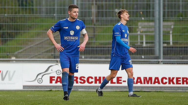 Dennie Michel (links) und Nicolas Reinhart vom FV 04 Würzburg im verlorenen Heimspiel gegen den ASV Cham.