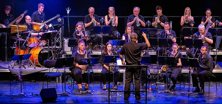Mit einem Konzert im Evangelischen Gemeindehaus verabschiedete die Big Band der Musikschule ihren langjährigen 'Leader' Klaus Hammer in den Ruhestand.