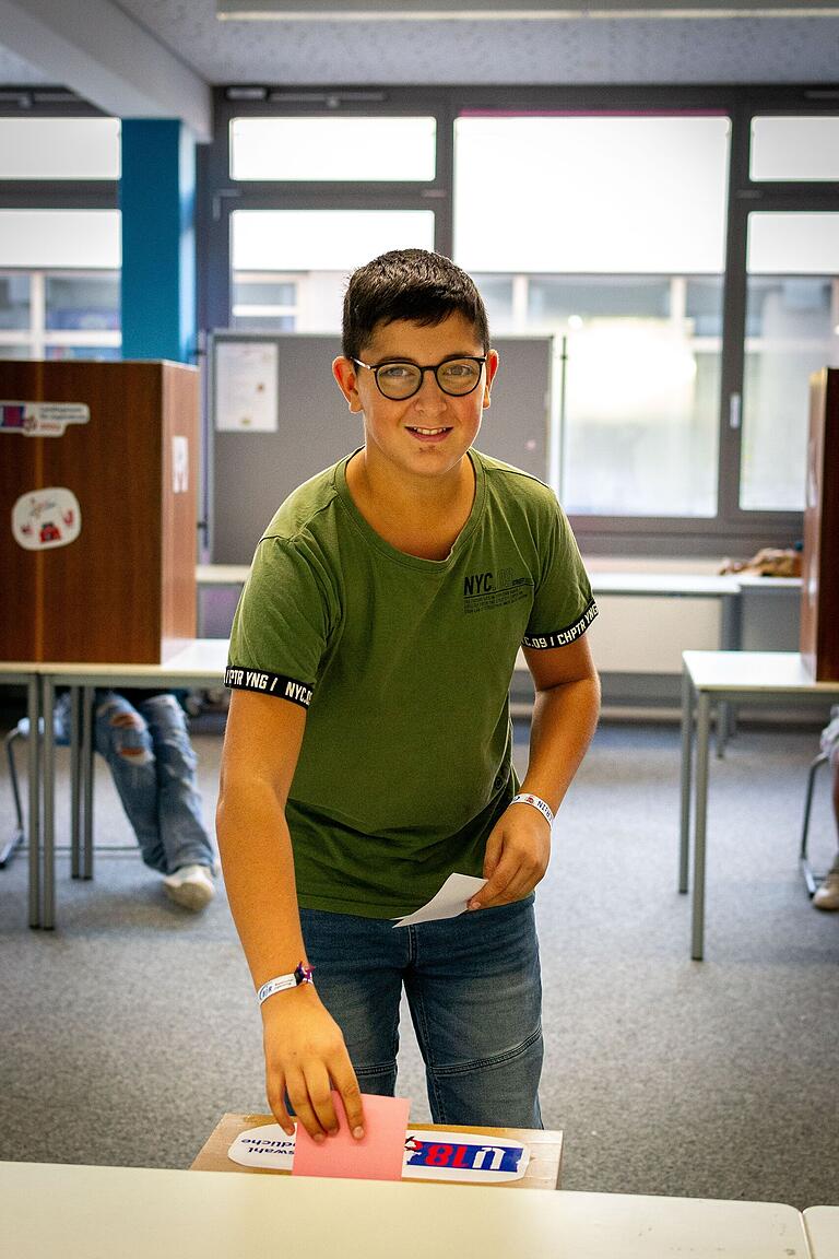 David aus der siebten Klasse ist einer der ersten Wähler im schulischen Wahllokal. David aus der siebten Klasse ist einer der ersten Wähler im schulischen Wahllokal.