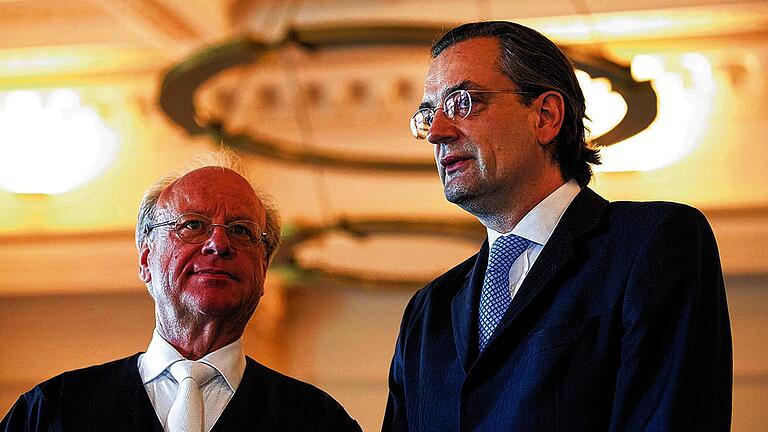 Vor dem Landgericht Hamburg: der frühere Vorstandschef der HSH Nordbank, Dirk Jens Nonnenmacher (rechts), und sein Anwalt.