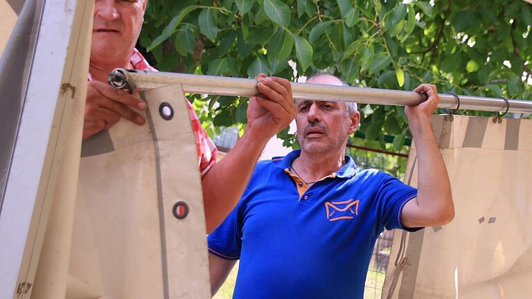 Geschickt eingefädelt: Manfred Mrozek und Rudi Kleinhenz bauen das große Zelt auf. Foto: Teresa Hirschberg - Geschickt eingefädelt: Manfred Mrozek und Rudi Kleinhenz bauen das große Zelt auf. Foto: Teresa Hirschberg Geschickt eingefädelt: Manfred Mrozek und Rudi Kleinhenz bauen das große Zelt auf. Foto: Teresa Hirschberg - Geschickt eingefädelt: Manfred Mrozek und Rudi Kleinhenz bauen das große Zelt auf. Foto: Teresa Hirschberg