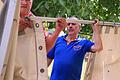 Geschickt eingefädelt: Manfred Mrozek und Rudi Kleinhenz bauen das große Zelt auf. Foto: Teresa Hirschberg       -  Geschickt eingefädelt: Manfred Mrozek und Rudi Kleinhenz bauen das große Zelt auf. Foto: Teresa Hirschberg
