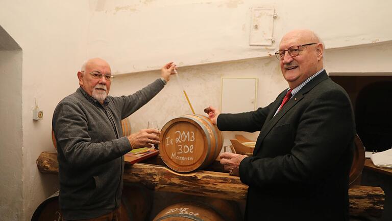 Der Stettener Kellermeister und Obstbrenner Norbert Gerhard (links) und Baron Hanskarl von Thüngen prüfen den prämierten Whisky aus dem Jahr 2012. Der Stettener Kellermeister und Obstbrenner Norbert Gerhard (links) und Baron Hanskarl von Thüngen prüfen den prämierten Whisky aus dem Jahr 2012.