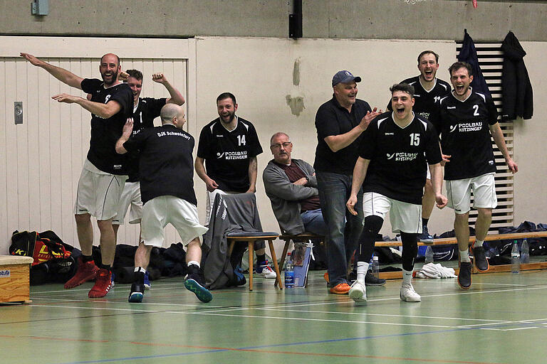 Die Spieler der DJK Schweinfurt jubeln nach dem 73:56-Sieg gegen die Aschaffenburg Baskets II über den Gewinn der Meisterschaft in der Bayernliga Nord. Die Spieler der DJK Schweinfurt jubeln nach dem 73:56-Sieg gegen die Aschaffenburg Baskets II über den Gewinn der Meisterschaft in der Bayernliga Nord.