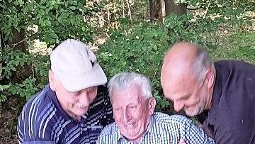 Nach 67 Jahren im Ehrenamt des Feldgeschworenen zum ersten Mal selbst „gestaucht“ worden: Karl Heilmann, 89 Jahre alt. - Nach 67 Jahren im Ehrenamt des Feldgeschworenen zum ersten Mal selbst „gestaucht“ worden: Karl Heilmann, 89 Jahre alt. Nach 67 Jahren im Ehrenamt des Feldgeschworenen zum ersten Mal selbst „gestaucht“ worden: Karl Heilmann, 89 Jahre alt. - Nach 67 Jahren im Ehrenamt des Feldgeschworenen zum ersten Mal selbst „gestaucht“ worden: Karl Heilmann, 89 Jahre alt.