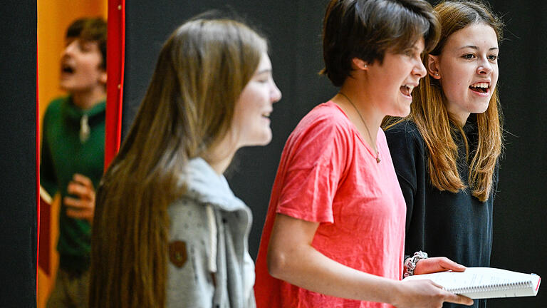 Musical-Projekt am Celtis-Gymnasium: Musiklehrer Michael Styppa studiert gemeinsam stellvertretendem Schulleiter Andreas Maier und Kollegin Katharina Döhner mit  Schülerinnen und Schülern das Musical &quot;Annie&quot; ein. Es soll im Juli aufgeführt werden.