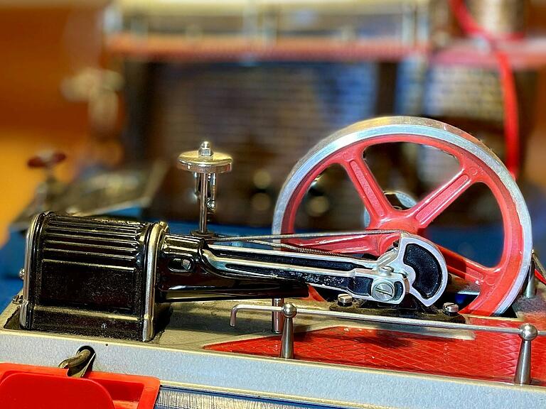 Mit ihr lassen sich sogar kleine Werkzeuge und Maschinen antreiben: Eine Spielzeug-Dampfmaschine lässt tief in die Welt der Energieerzeugung und -umwandlung blicken. Mit ihr lassen sich sogar kleine Werkzeuge und Maschinen antreiben: Eine Spielzeug-Dampfmaschine lässt tief in die Welt der Energieerzeugung und -umwandlung blicken.