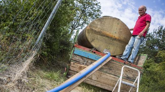 Hobbywinzer Rudi Ruß ist seit Ende Juni mit seinem Traktor und einem 3000-Liter-Tank unterwegs und versorgt seine Rebstöcke wie auf dem Zeller Schlossberg mit Wasser.