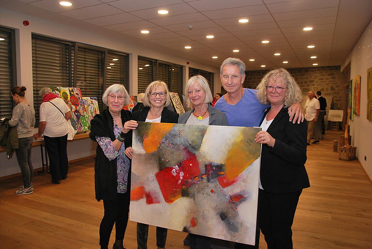 Bei der Vernissage die Künstlergruppe WeibsBilder: (von links) Dorle Wolf, Birgit Stockmann, Barbara Rosenbauer, 'Quotenmann' Matthias Rosenbauer und Elke Volk Foto: Ammon Bei der Vernissage die Künstlergruppe WeibsBilder: (von links) Dorle Wolf, Birgit Stockmann, Barbara Rosenbauer, 'Quotenmann' Matthias Rosenbauer und Elke Volk Foto: Ammon