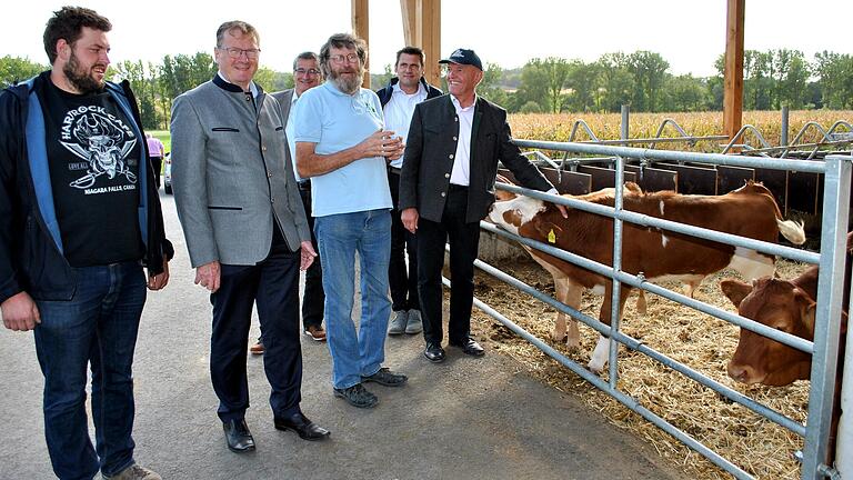 Im Rahmen der Wirtschaftsgespräche besuchte Landrat Thomas Habermann den Schwalbenhof in Wülfershausen, hier sieht man (von links) Balthasar Weber, Bürgermeister Wolfgang Seifert, Manfred Endres, Karl-Heinrich Weber, Jörg Geier und Landrat Thomas Habermann.