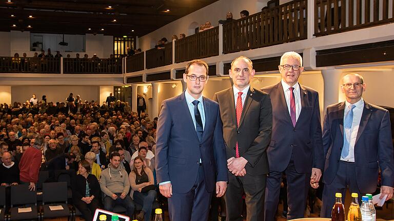 Redaktionsleiter Martin Sage konnte Amtsinhaber Günther Werner  (Wählergemeinschaft) und die Herausforderer Stephan Schneider (SPD) und Volker Ortloff (CSU, von rechts) auf dem 'Heißen Stuhl' von Haßfurter Tagblatt und Bote vom Haßgau befragen.