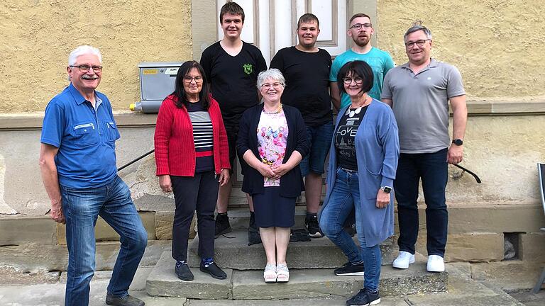 Vorstand für die kommenden vier Jahre: (von links) Rudolf Symmank, Doris Wagner, Marlon Persch, 1. Vorsitzende Lore Hetterich, Felix Ratz, Doris Wagner, Patrick Braun und Harald Schömig. Nicht im Bild: Daniel Hetterich.