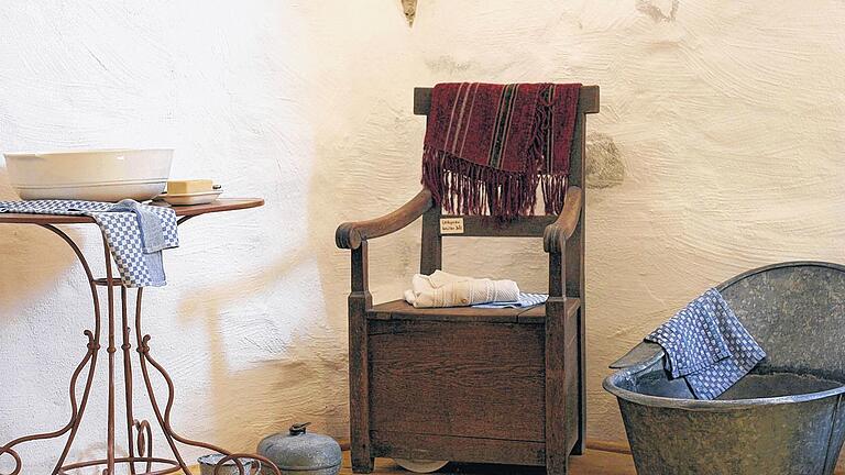Bitte Platz nehmen: Toilettenstuhl, Sitzbadewanne und Waschschüssel demonstrieren in der Baderstube der Kirchenburg Aschfeld längst überholte Möglichkeiten, sich zu reinigen oder aber sich zu erleichtern. Bitte Platz nehmen: Toilettenstuhl, Sitzbadewanne und Waschschüssel demonstrieren in der Baderstube der Kirchenburg Aschfeld längst überholte Möglichkeiten, sich zu reinigen oder aber sich zu erleichtern.