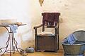 Bitte Platz nehmen: Toilettenstuhl, Sitzbadewanne und Waschschüssel demonstrieren in der Baderstube der Kirchenburg Aschfeld längst überholte Möglichkeiten, sich zu reinigen oder aber sich zu erleichtern.