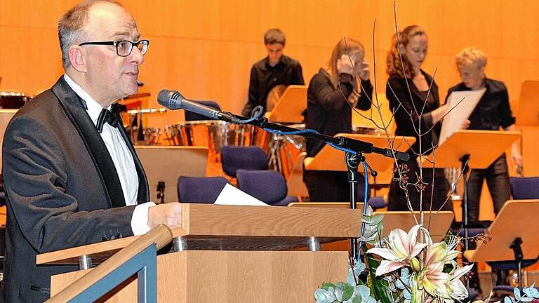 MPG Musikfest Pallor - Moderator und Organisator: Heinz Pallor führte beim „Musikfest der unterfränkischen Gymnasien“ durch das Programm. MPG Musikfest Pallor - Moderator und Organisator: Heinz Pallor führte beim „Musikfest der unterfränkischen Gymnasien“ durch das Programm.