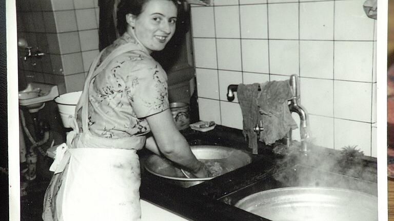 Emmy Struppe beim Spülen: Acht Jahre lang arbeitete sie als junge Frau beim Ehepaar Bommesheim, bis diese ihre Gaststätte am Frankfurter Südbahnhof schlossen. Emmy Struppe beim Spülen: Acht Jahre lang arbeitete sie als junge Frau beim Ehepaar Bommesheim, bis diese ihre Gaststätte am Frankfurter Südbahnhof schlossen.