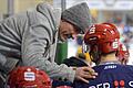 Hat wieder einmal viel zu bereden: ERV-Trainer Zdenek Vanc (links).