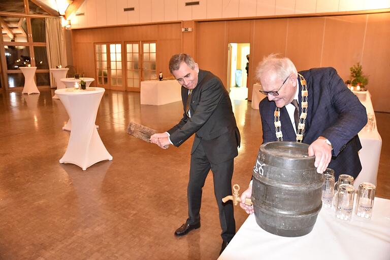 Ein Fass mit im Unfindener Kommunbrauhaus gebrautem Bier wurde von Otto Kirchner (links) und Bürgermeister Bittenbrünn während der Feier angezapft. Ein Fass mit im Unfindener Kommunbrauhaus gebrautem Bier wurde von Otto Kirchner (links) und Bürgermeister Bittenbrünn während der Feier angezapft.