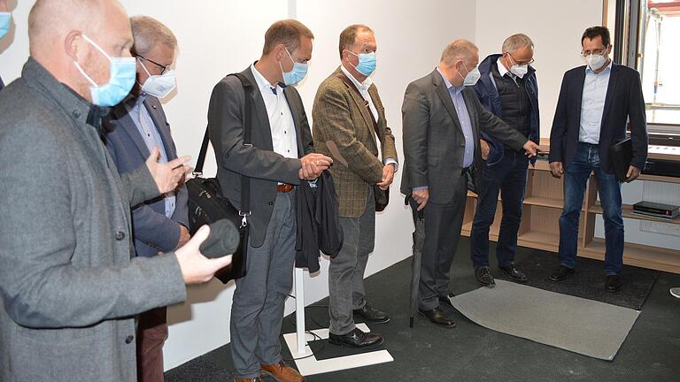 Über verschiedene Muster zu Bodenbelägen und Teppichen hatten sich die Mitglieder des Kreisausschusses bei einer Ortsbegehung im Oktober in dem Gebäude am Berliner Platz eine Meinung bilden können. Über verschiedene Muster zu Bodenbelägen und Teppichen hatten sich die Mitglieder des Kreisausschusses bei einer Ortsbegehung im Oktober in dem Gebäude am Berliner Platz eine Meinung bilden können.