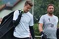 Julian Schneider (links, daneben Torwarttrainer Christian Mack) muss im Tor des TSV Aubstadt Lukas Wenzel den Vortritt lassen.