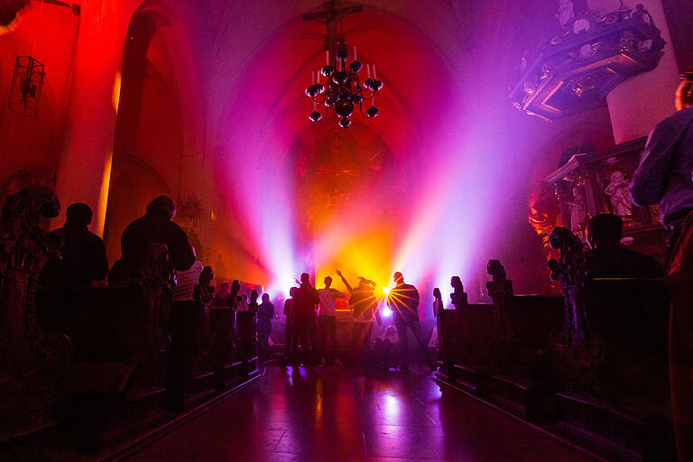 Gerade in Gerolzhofen geben sich die Aktiven in der Pfarrei viel Mühe, mit neuen Ideen Menschen für Kirche zu begeistern, wie mit der seit Jahren stattfindenden Aktion 'Kirchen(t)räume', bei der dieses Bild im Jahr 2019 entstand. Gerade in Gerolzhofen geben sich die Aktiven in der Pfarrei viel Mühe, mit neuen Ideen Menschen für Kirche zu begeistern, wie mit der seit Jahren stattfindenden Aktion 'Kirchen(t)räume', bei der dieses Bild im Jahr 2019 entstand.
