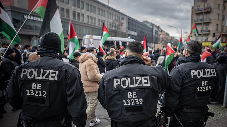 Silvester in Berlin.jpeg       -  Wie kann Verständigung hier nur gelingen? Berliner Polizisten begleiten eine propalästinensische Demonstration in Berlin-Neukölln.