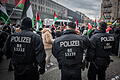 Silvester in Berlin.jpeg       -  Wie kann Verständigung hier nur gelingen? Berliner Polizisten begleiten eine propalästinensische Demonstration in Berlin-Neukölln.