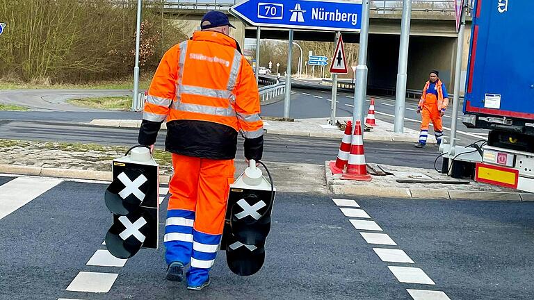 Das war in der zweiten Februarhälfte: Eine Firma baut die Signalanlagen an der Autobahnanschlussstelle Knetzgau auf. Doch immer noch sind die Ampeln nicht in Betrieb. Das war in der zweiten Februarhälfte: Eine Firma baut die Signalanlagen an der Autobahnanschlussstelle Knetzgau auf. Doch immer noch sind die Ampeln nicht in Betrieb.