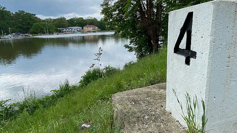 Blick von der Stadtseite in Richtung Ruderclub über den Main. In der Verlängerung der Hennebergstraße würde an dieser Stelle eine neue dritte Mainbrücke den Fluss überqueren.