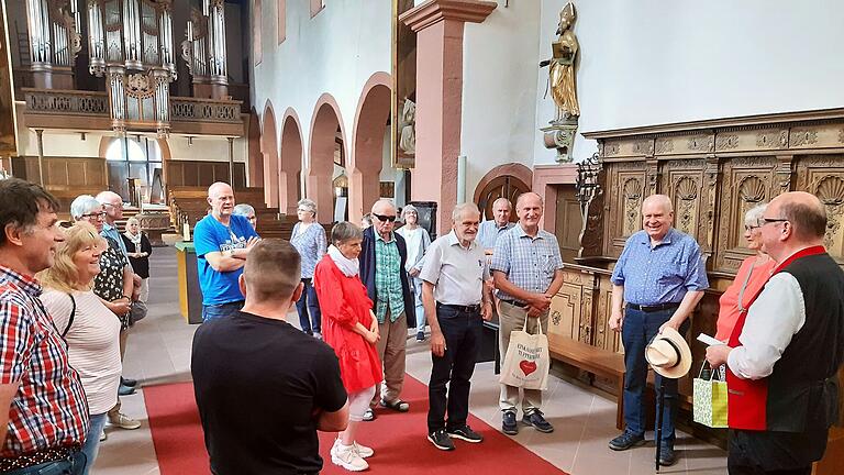 Pfarrer Sven Johannsen (rechts) führte die Besucher aus Karlstadt durch die Pfarrkirche St. Michael und erzählte ihre reiche Geschichte. Pfarrer Sven Johannsen (rechts) führte die Besucher aus Karlstadt durch die Pfarrkirche St. Michael und erzählte ihre reiche Geschichte.