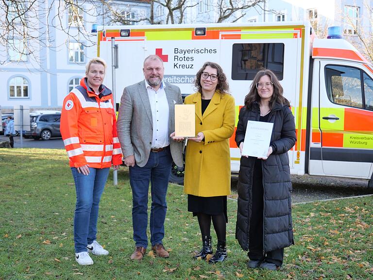 Die Servicestelle Ehrenamt am Landratsamt Würzburg wurde mit dem Förderpreis „Helfende Hand“ ausgezeichnet: im Bild Landrat Thomas Eberth mit der Ehrenamtsbeauftragten Kerstin Gressel und der Programmkoordinatorin Aileen Dorsch sowie Corinna Hasenwinkel (li.) vom Kooperationspartner BRK. Die Servicestelle Ehrenamt am Landratsamt Würzburg wurde mit dem Förderpreis „Helfende Hand“ ausgezeichnet: im Bild Landrat Thomas Eberth mit der Ehrenamtsbeauftragten Kerstin Gressel und der Programmkoordinatorin Aileen Dorsch sowie Corinna Hasenwinkel (li.) vom Kooperationspartner BRK.