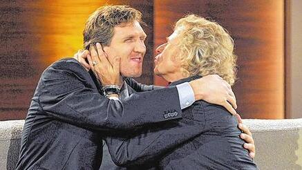 Herzig: Beim &bdquo;Wetten, dass..?&ldquo;-Abschied von Thomas Gottschalk im Dezember 2011 schenkt Basketball-Star Dirk Nowitzki seinem &bdquo;Lieblingsmoderator&ldquo; (&bdquo;Tommy ist eine Legende&ldquo;) ein Trikot &ndash; wird von diesem dafür voller Rührung geknutscht.