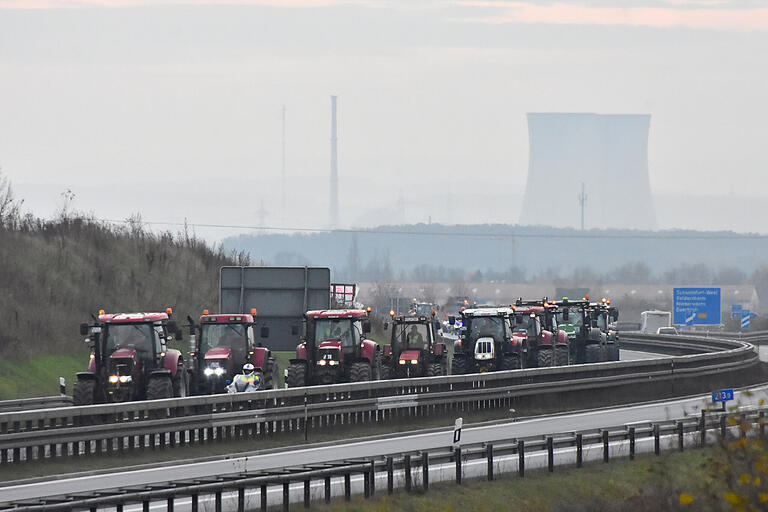 Das Kernkraftwerk im Rückspiegel, der Blick Richtung Berlin: Über 300 Traktoren starten am Sonntagmorgen bei Geldersheim auf die A 71 zur Bauerngroßdemo in die Landeshauptstadt.