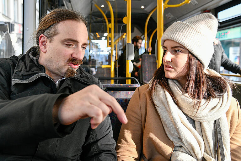 Um die Verkehrswende in Würzburg herbeizuführen, fordert&nbsp;Sebastian Roth unter anderem einen Zehn-Minuten-Takt im ÖPNV. Hier sitzt er mit Reporterin Sophia Scheder im Bus Richtung Frauenland.&nbsp;