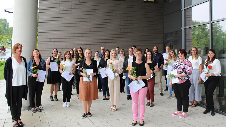 Gemeinsam mit den Teilnehmenden des Praxisanleiterkurses freuten sich Katrin Manzau, Leitung der Rhön-Klinikum Campus Akademie (links), Kursleiterin Katharina Misch (2. von rechts) und Vertreter des Rhön-Klinikum Campus Bad Neustadt.