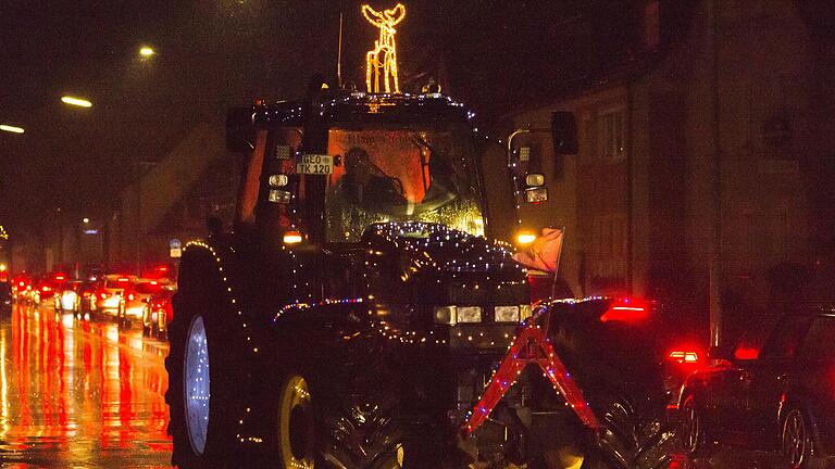 Auch heuer gibt es wieder eine Traktor-Lichterfahrt. Landwirte aus Stadt und Landkreis Schweinfurt fahren am Samstag mit weihnachtlich geschmückten Traktoren durch die Stadt.