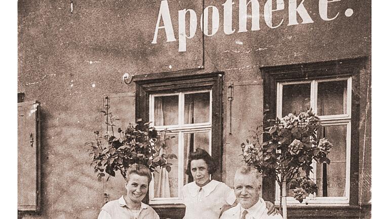 Ein Archivbild aus den 1920er Jahren zeigt den Apotheker Otto Weigler mit seiner Familie. Im Jahr 1934 kaufte Weigler die Apotheke und übergab sie 1970 an seine Tochter Margarete Weigler (Mitte).