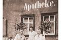 Ein Archivbild aus den 1920er Jahren zeigt den Apotheker Otto Weigler mit seiner Familie. Im Jahr 1934 kaufte Weigler die Apotheke und übergab sie 1970 an seine Tochter Margarete Weigler (Mitte).