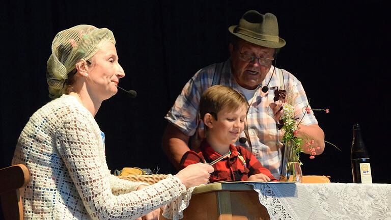 Einen typischen Schwank führte die Theatergruppe Geldersheim beim Fränkischen Mundarttheatertag in Salz auf.