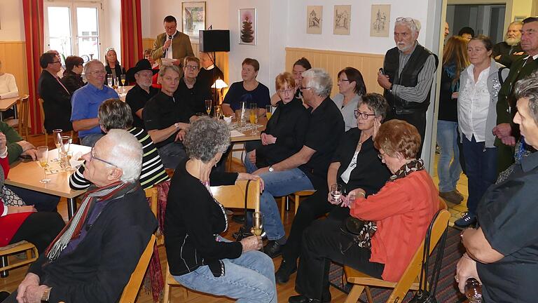 Die Bürgerstube im Bürgerzentrum konnte den Ansturm der Besucher beim Neujahrsempfang kaum fassen. Stadtheimatpfleger Harald Knobling (im Hintergrund) referierte über die Geschichte des Gebäudes.