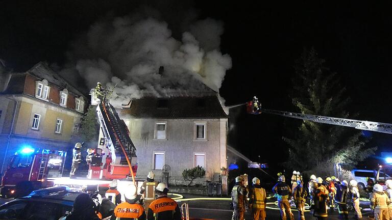 Rund 100 Einsatzkräfte kämpften bis in die Morgenstunden gegen die Flammen.&nbsp;