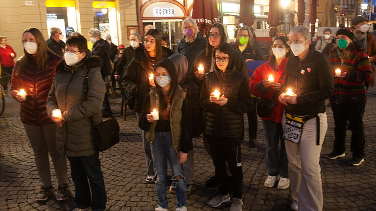 'Zusammenhalten für die Ukraine - für Frieden und gegen Rassismus' war das Thema einer Kundgebung auf dem Kitzinger Marktplatz am Dienstagabend.