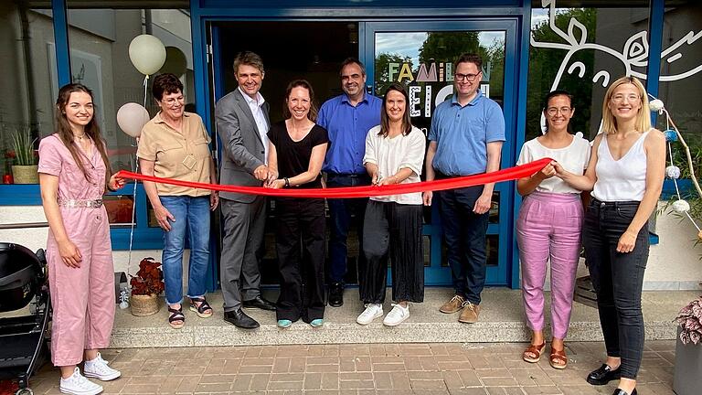 Strahlende Gesichter bei der Eröffnung der Mini-Kita Familienreich in Mellrichstadt: (von links) Vanessa Trapp, Stadträtin Sabine Buß, Bürgermeister Michael Kraus, Sira-Geschäftsführerin Christina Ramgraber, VG-Chef Peter Hehn, Leiterin Anna-Lisa Reich, André Reich, Mercedes Erdozain und Eva Nöthling. Strahlende Gesichter bei der Eröffnung der Mini-Kita Familienreich in Mellrichstadt: (von links) Vanessa Trapp, Stadträtin Sabine Buß, Bürgermeister Michael Kraus, Sira-Geschäftsführerin Christina Ramgraber, VG-Chef Peter Hehn, Leiterin Anna-Lisa Reich, André Reich, Mercedes Erdozain und Eva Nöthling.