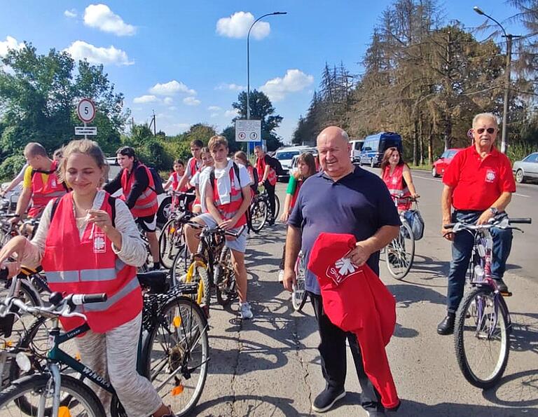 43 Fahrrädern, spendiert von der Bevölkerung des Landkreises Rhön-Grabfeld, waren für das ungarische Internat in Tescö bestimmt. Zahlreiche Drahtesel wurden von  Schülerinnen, Schülern und Lehrern von der ungarischen Grenze nach Beregszasz in die Ukraine gefahren. Mit dabei auch Pater Garbo und Klaus Höhn