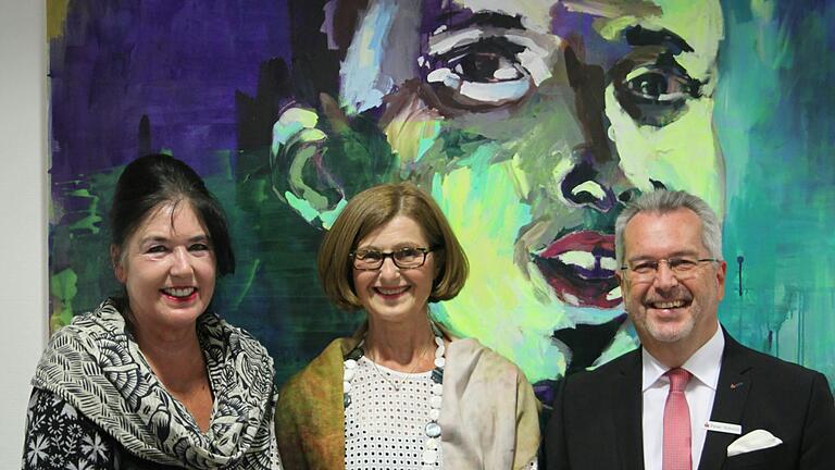 Gertraud Naber stellt im Torturm Zellingen aus. Hier ein Bild aus dem Jahr 2017 bei der Ausstellung in der Sparkasse Karlstadt mit Galeristin Angelika Stitz-Watzke (links) und Gebietsdirektor Peter Schmitt. Gertraud Naber stellt im Torturm Zellingen aus. Hier ein Bild aus dem Jahr 2017 bei der Ausstellung in der Sparkasse Karlstadt mit Galeristin Angelika Stitz-Watzke (links) und Gebietsdirektor Peter Schmitt.