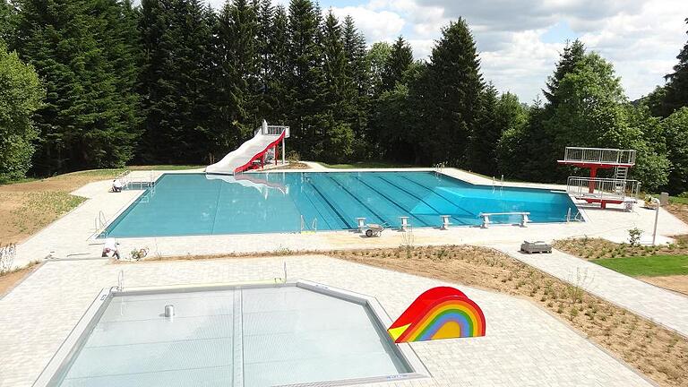 Sieht richtig gut aus: Ab Samstag können sich nicht nur die Bischofsheimer in ihrem neuen Schwimmbad umsehen. Sieht richtig gut aus: Ab Samstag können sich nicht nur die Bischofsheimer in ihrem neuen Schwimmbad umsehen.