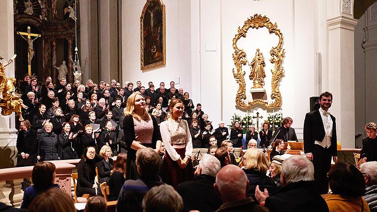 Auf dem Bild (von links) Katharina Flierl (Alt), Stefanie Wagner (Sopran) und Rudolf W. Haidu (Chorleiter und Tenor) beim Konzert in der Pfarrkirche St. Peter und Paul.